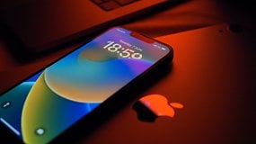 Ein iPhone 13 neben iPad und Mac