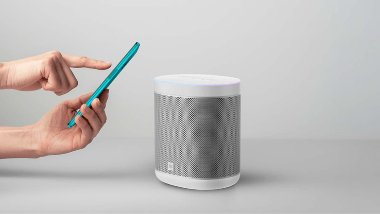 Xiaomi Speaker, der mit einem Smartphone gesteuert wird