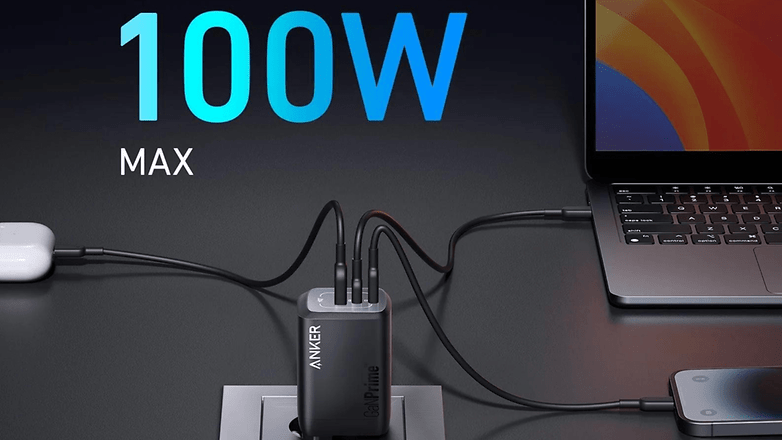 Le chargeur 100 W d'Anker branché à plusieurs appareils