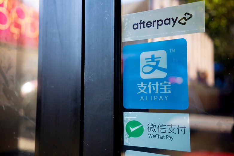Mehrere Mobile-Payment-Schilder an chinesischem Shop