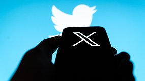 Twitter-Vogel neben einem Handy mit X-Logo auf dem Screen
