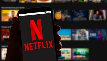 Netflix-App auf dem Smartphone und Netflix auf dem TV