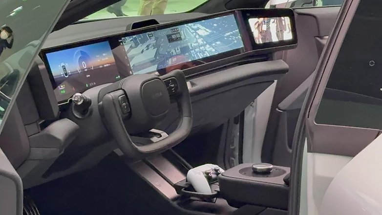 Interieur eines futuristischen Autos mit einem großen digitalen Armaturenbrett und Lenkrad.