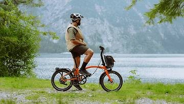 Brompton Electric G Line E-Bike an einem Waldsee