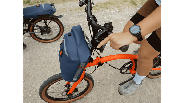 Brompton Electric G Line auf dem Bürgersteig