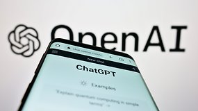 ChatGPT auf einem Handy und OpenAI-Logo im Hintergrund