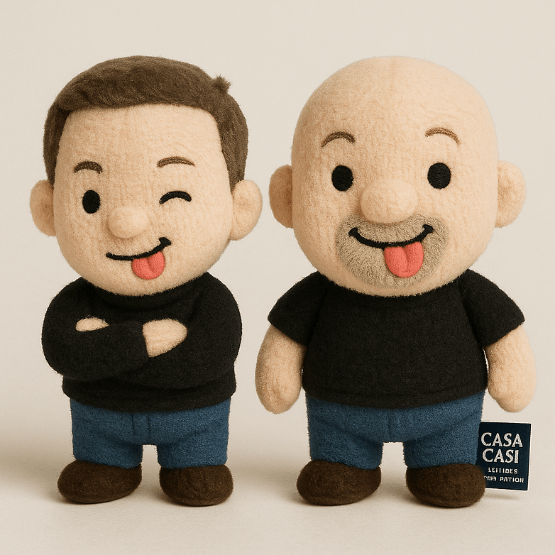 Fabi und Casi als Plüschpuppen mit fröhlichen Gesichtsausdrücken, eine zwinkert und die andere steckt die Zunge raus, in schwarzen Shirts. Fabi und Casi als Plüschpuppen mit fröhlichen Gesichtsausdrücken, eine zwinkert und die andere steckt die Zunge raus, in schwarzen Shirts.