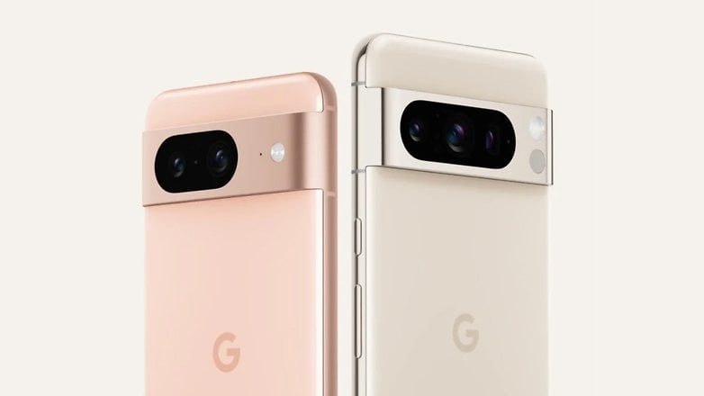 Die Rückseiten von Pixel 8 und Pixel 8 Pro nebeneinander