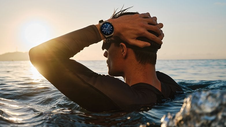 Taucher im Wasser mit Huawei Watch GT 3 Pro