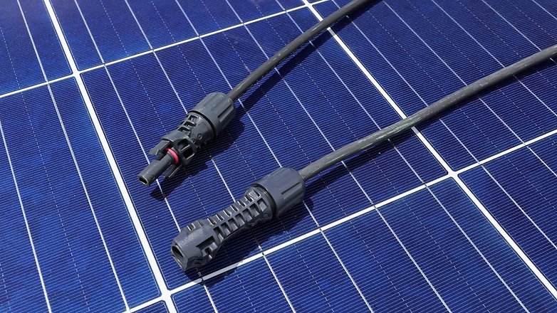 Les connecteurs MC4 se trouvent sur un panneau solaire