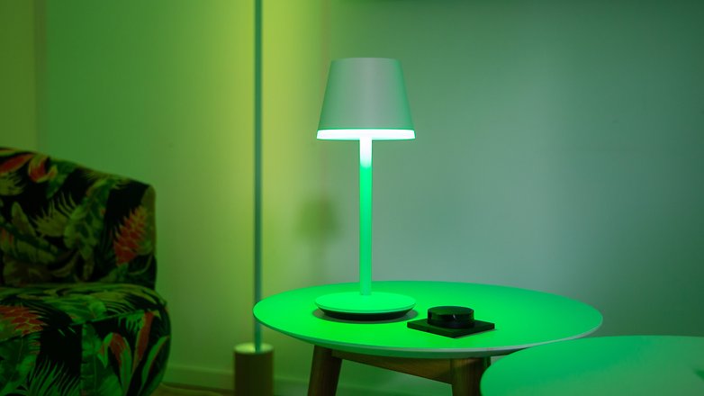 Die portable Tischleuchte steuert Ihr auch über die App. Philips Hue Go Tischleuchte auf einem Tischchen