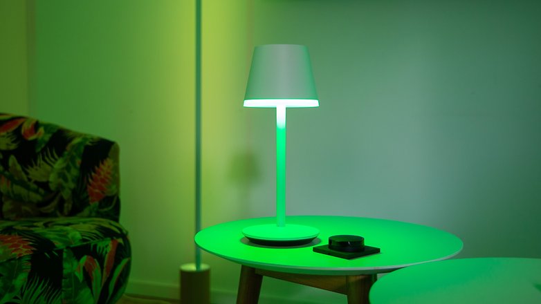 Philips Hue Go Tischleuchte auf einem Tischchen