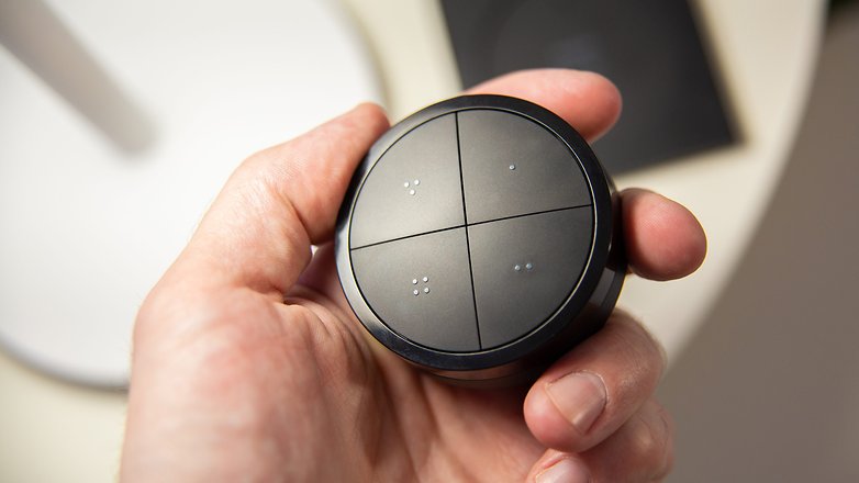 Am Schalter findet Ihr vier Tasten und einen Drehring zum Dimmen. Signify Tap Dial Schalter in der Hand gehalten