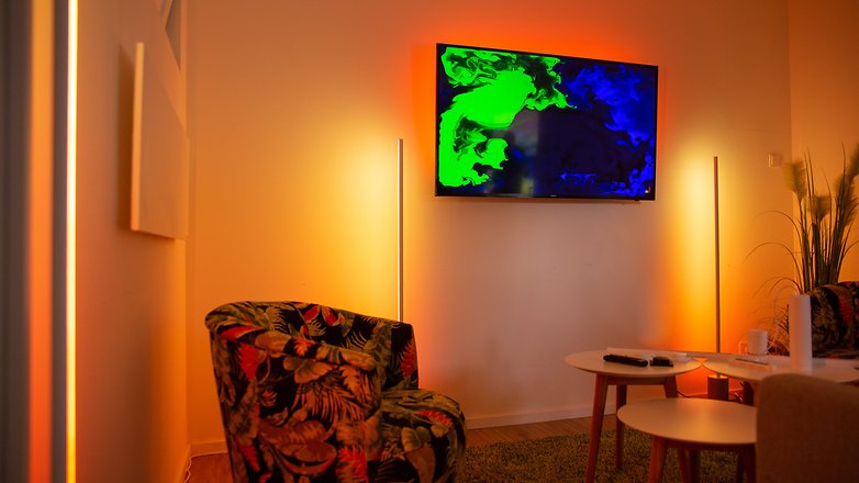Die neuen Gradient-Leuchten unterstützen auch die neue Sonnenaufgangs-Lichtszene. Fernseher von Philips Hue Graident Leuchten eingerahmt