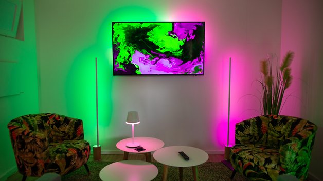 Fernseher umrahmt von verschiedenen Ambient-Leuchten von Philips Hue