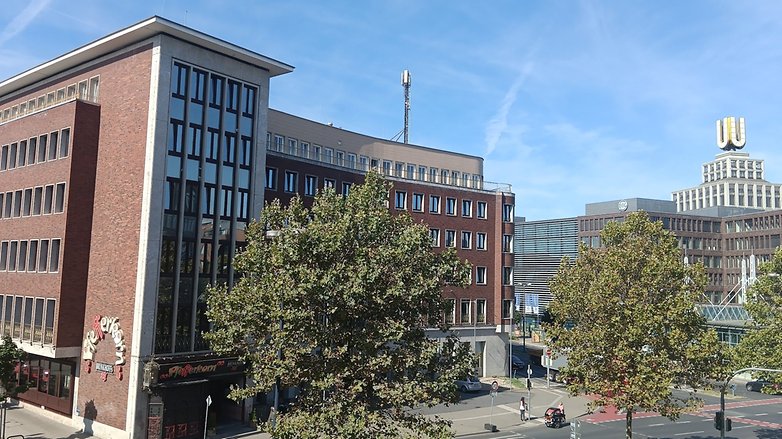 Foto der Dortmunder Innenstadt mit Blick auf ein Hotel und den U-Turm bei blauem Himmel