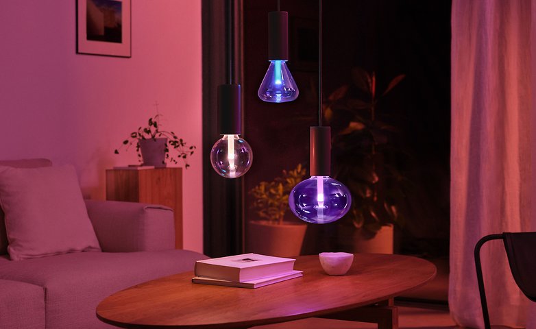 alle drei Lightguide-Lampen, die in einem Zimmer von der Decke hängen