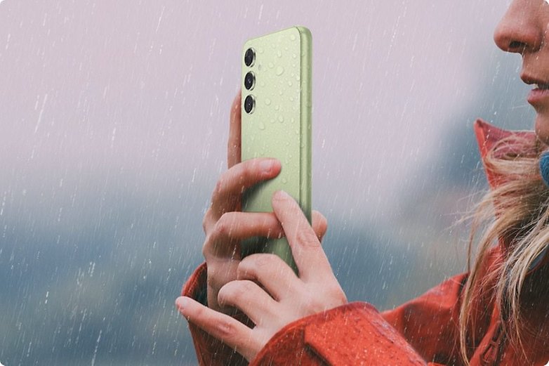 Frau hält das Galaxy A54 im Regen