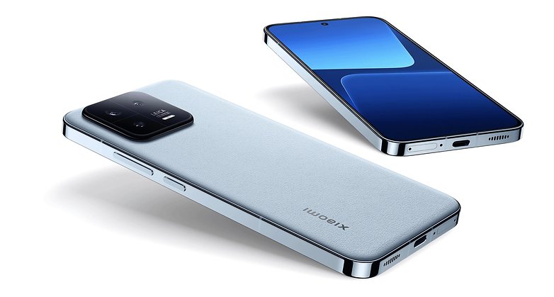 Sieht schon ein bisschen wie ein iPhone aus, oder? Xiaomi 13 von vorne und hinten, von schräg oben betrachtet