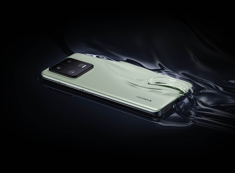 Xiaomi 13 wird von Wasser umspült
