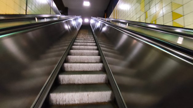 Blick auf eine nach oben führende Rolltreppe in einer U-Bahn-Station.