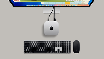 Apple Mac Mini von oben, verbunden mit Tastatur und Monitor