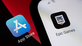 Logos vom Apple App Store und Epic Games auf Smartphones