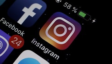 Facebook- und Instagram-Icons auf einem Smartphone-Display