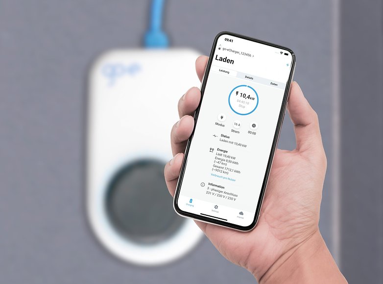 Smartphone mit go-e-App vor der Wallbox von go-e