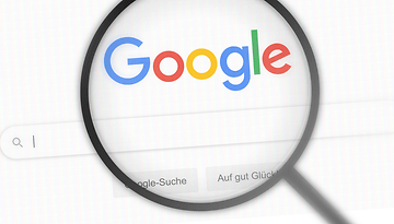 Das Eingabeformular der Google-Suche unter einer Lupe