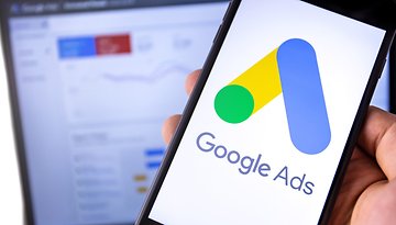 google ads logo auf einem Smartphone