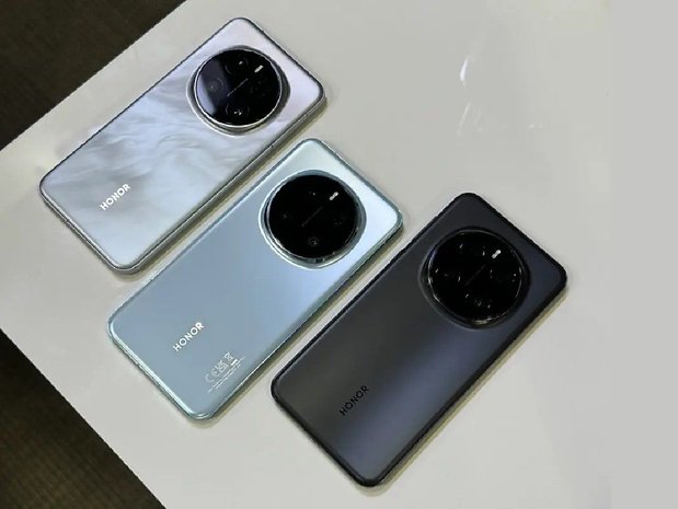 Drei Honor Magic 7 Pro-Smartphones in verschiedenen Farben auf einem Tisch ausgestellt.