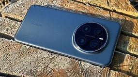 Honor Magic 7 Pro-Smartphone mit einem runden Kameramodul auf einer Holzoberfläche.