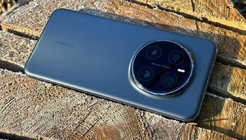 Honor Magic 7 Pro-Smartphone mit einem runden Kameramodul auf einer Holzoberfläche.