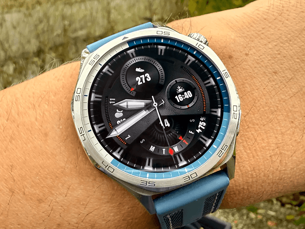 Huawei Watch GT 5 an einem Handgelenk, das Zeit und Fitnessmetriken anzeigt.