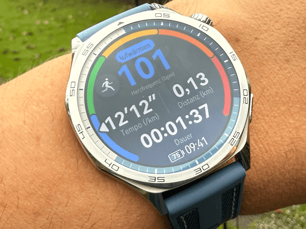 Eine Huawei Watch GT 5 zeigt Trainingsmetriken wie Herzfrequenz, Distanz und Zeit an.