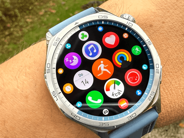 Nahaufnahme einer Huawei Watch GT 5, die bunte App-Icons auf ihrem Bildschirm zeigt.