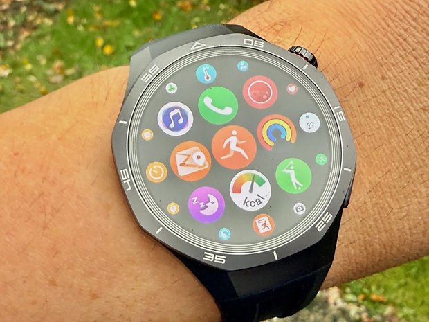 Eine Huawei Watch GT 5 Pro auf einem Handgelenk, die verschiedene bunte App-Symbole auf dem Bildschirm zeigt.