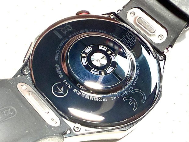 Rückansicht der Huawei Watch GT 5 Pro, die die Modelldetails und die Wasserdichtigkeit von 5 ATM zeigt.