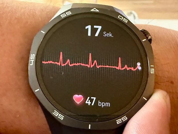 Eine Huawei Watch GT 5 Pro zeigt eine Herzfrequenz von 47 bpm und ein 17-sekündiges EKG.