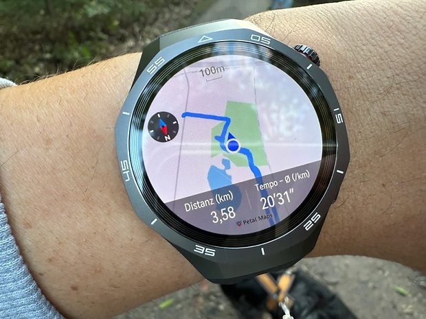 Eine Huawei Watch GT 5 Pro zeigt eine Karte mit Navigationsdetails am Handgelenk an.