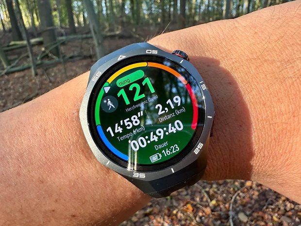 Eine Huawei Watch GT 5 Pro, die Herzfrequenz-, Distanz- und Tempoanzeigen zeigt.