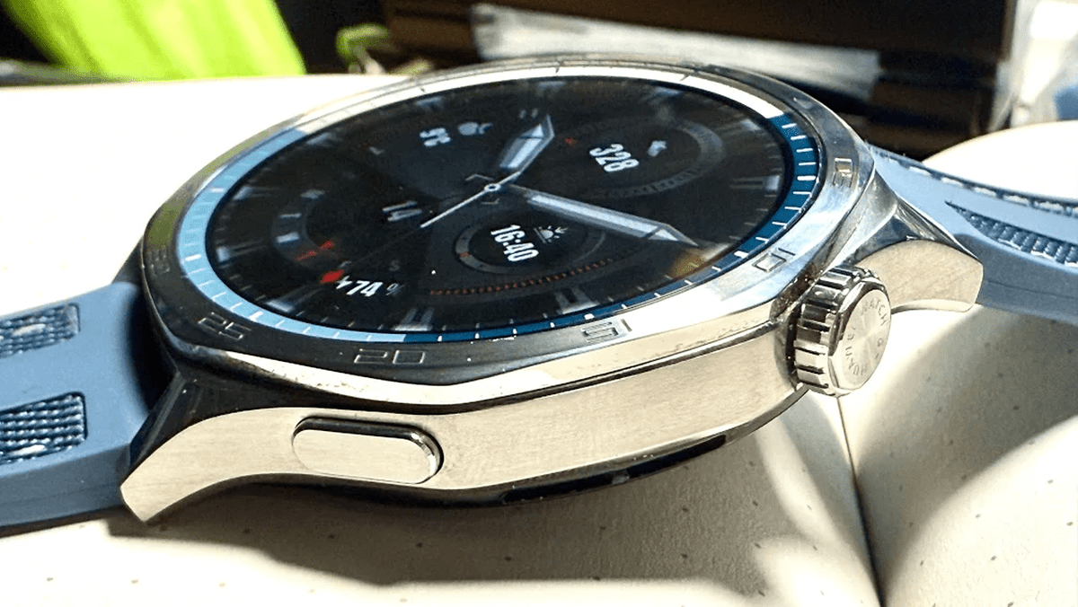 Un gros plan de la Huawei Watch GT 5 montrant son design élégant et son affichage numérique.