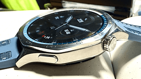 Eine Nahaufnahme der Huawei Watch GT 5, die ihr schlankes Design und das digitale Display zeigt.