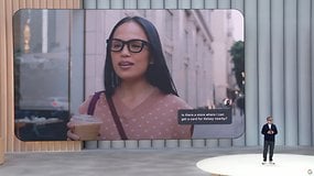Eine Frau mit Brille fragt nach einem Geschäft in der Nähe, während sie ein Getränk hält. Text: Gibt es ein Geschäft, wo ich eine Karte für Kelsey in der Nähe bekommen kann?