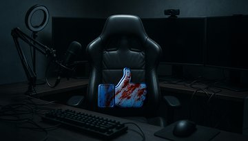 Ein dunkles Gaming-Setup mit einem blutigen Daumen-hoch-Symbol auf einem Stuhl.