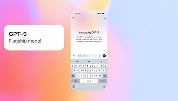 Ein Mobiltelefon zeigt den Einführungstext zu GPT-5 vor einem bunten Hintergrund.