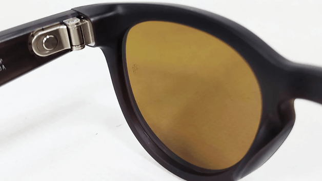 Nahaufnahme von Ray-Ban Meta Headliner Sonnenbrillen mit braunen Gläsern und dunklem Rahmen.