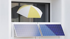 Balkon mit Sonnenschirm und zwei Solarpaneelen