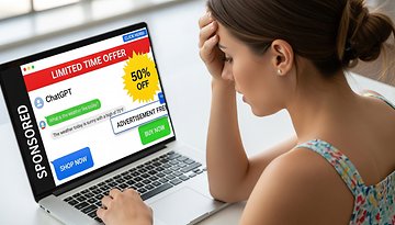 Uma mulher parece estressada enquanto usa um laptop exibindo um anúncio do ChatGPT com 50% de desconto.
